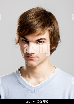 Portrait d'un beau jeune homme sur un fond gris Banque D'Images