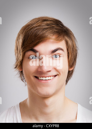 Portrait d'un beau jeune homme, sur un fond gris Banque D'Images