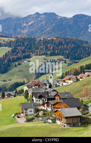 Vue du village de Wengen, gadertal valley ou Val Badia, le Tyrol du sud, Italie, Europe Banque D'Images