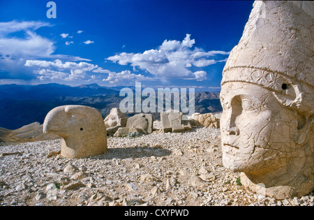 Nemrut Dagi, tomb-sanctuaire du Roi Antiochus, flanqué de statues énormes construit au sommet d'une montagne dans les montagnes du Taurus, Adiyaman Banque D'Images