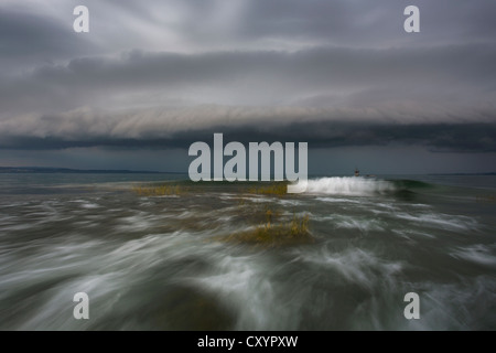 Barrière de nuages, nuage, avec tempête et des vagues sur le lac de Constance près de Constance, Bade-Wurtemberg Banque D'Images