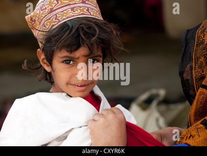 Bedouin Boy Wearing Colorful Pac, Sinaw, Oman Banque D'Images