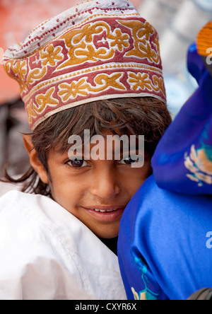 Smiling Boy Bédouines, Sinaw, Oman Banque D'Images