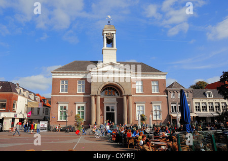 Café-terrasse en face de l'ancienne Mairie, aujourd'hui une école de musique, Harderwijk, Gueldre, Pays-Bas, Europe, PublicGround Banque D'Images