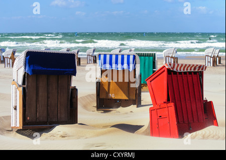 Chaises de plage en osier couvert sur la plage de Warnemünde, mer Baltique, Mecklembourg-Poméranie-Occidentale Banque D'Images