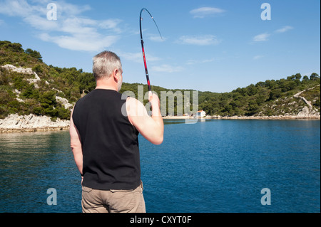 La pêche en haute mer fisher dans une baie sur la côte croate, Vela Garska, Italy, Europe Banque D'Images