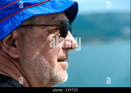 Vieil homme portant un chapeau et des lunettes bleu, portrait Banque D'Images