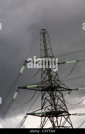 Pylône de l'électricité le courant à partir de la gare centrale au gaz au Pays de Galles Banque D'Images