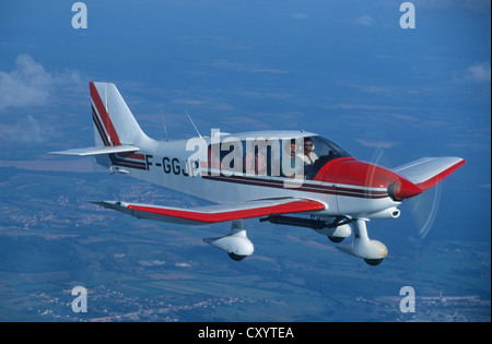 Avion français Robin DR400-180 en vol au dessus des nuages, France Banque D'Images