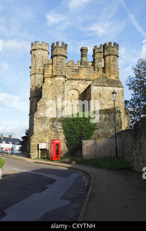 Vue latérale du Battle Abbey Gatehouse avec la traditionnelle boîte de téléphone rouge, England, UK, FR Banque D'Images