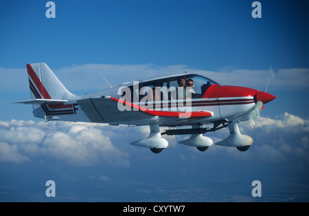 Avion français Robin DR400-180 en vol au dessus des nuages, France Banque D'Images