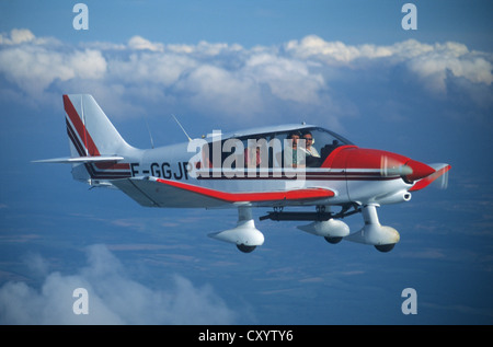 Avion français Robin DR400-180 en vol au dessus des nuages, France Banque D'Images