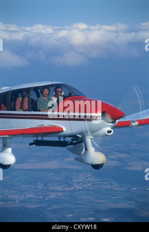 Avion français Robin DR400-180 en vol au dessus des nuages, France Banque D'Images