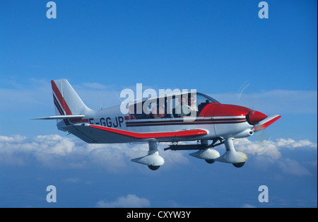 Avion français Robin DR400-180 en vol au dessus des nuages, France Banque D'Images