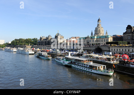 Festival de la ville de Dresde, Terrassenufer front de mer et la terrasse Bruehl, Elbe et bateaux, à l'arrière de l'église Frauenkirche Banque D'Images