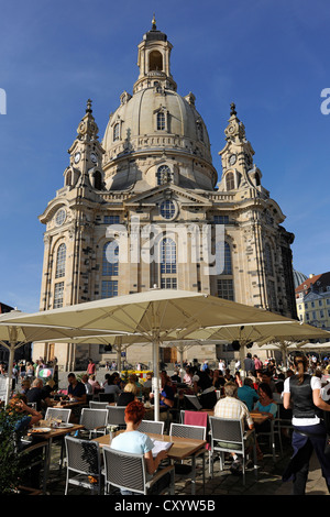 Café en plein air et de l'église Frauenkirche, place Neumarkt, Dresde, Saxe Banque D'Images