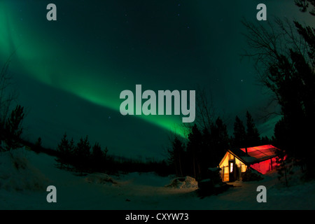 Allumé Allumé, wall tente, cabine avec lumières polaires du nord tourbillonnante, Aurora Borealis, vert, près de Whitehorse, Territoire du Yukon Banque D'Images