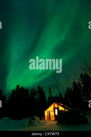 Allumé Allumé, wall tente, cabine avec lumières polaires du nord tourbillonnante, Aurora Borealis, vert, près de Whitehorse, Territoire du Yukon Banque D'Images