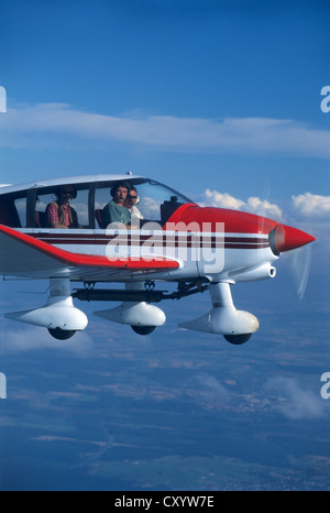 Avion français Robin DR400-180 en vol au dessus des nuages, France Banque D'Images