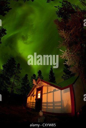 Allumé Allumé, wall tente, cabine avec lumières polaires du nord tourbillonnante, Aurora Borealis, vert, près de Whitehorse, Territoire du Yukon Banque D'Images