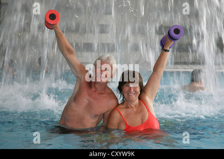 Couple senior sports dans le Roland Matthes swimming hall à Erfurt, Thuringe Banque D'Images
