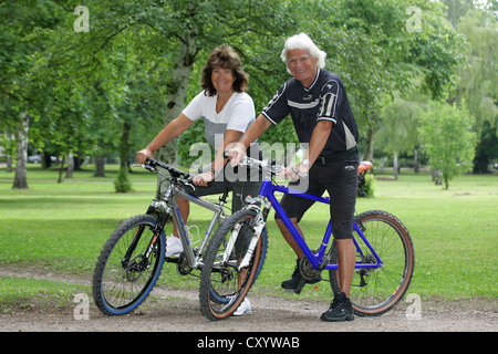 Couple avec des vélos dans un parc, Erfurt, Thuringe Banque D'Images