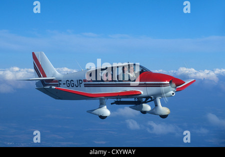 Avion français Robin DR400-180 en vol au dessus des nuages, France Banque D'Images