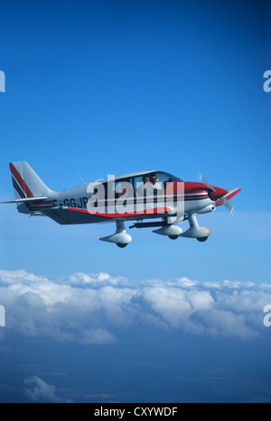 Avion français Robin DR400-180 en vol au dessus des nuages, France Banque D'Images