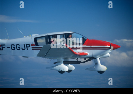 Avion français Robin DR400-180 en vol au dessus des nuages, France Banque D'Images