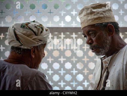 Deux pêcheurs parler en marché, Muscat, Oman Banque D'Images