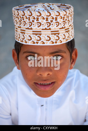 Green Eyed Boy Wearing Cap dans l'île de Masirah, Oman Banque D'Images