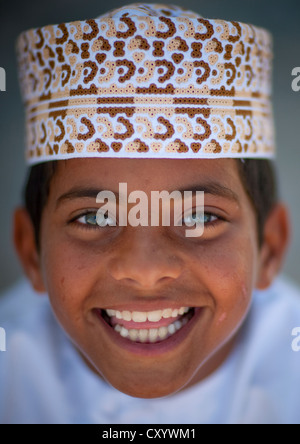 Sourire d'un garçon aux yeux vert, l'île de Masirah, Oman Banque D'Images
