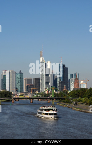 Bateau sur la rivière principale, l'horizon de Francfort am Main, Hesse Banque D'Images