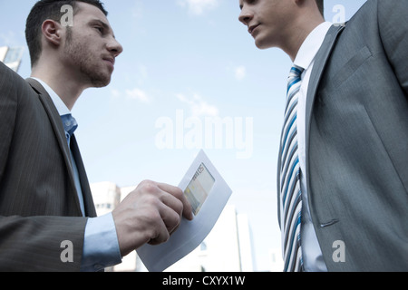 Man sur une enveloppe avec de l'argent Banque D'Images