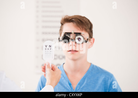 Adolescents pendant un test de vision à l'ophtalmologue Banque D'Images