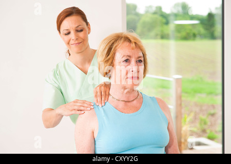 Patient traité sur l'épaule par un physiothérapeute Banque D'Images