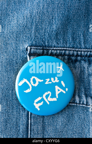 Insigne de l'initiative Ja zu FRA !, Allemand pour oui à FRA !, sur une chemise en jean, Francfort, la Hesse Banque D'Images