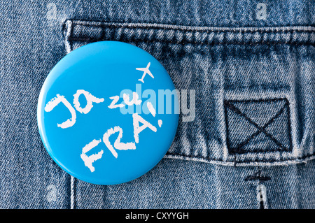 Insigne de l'initiative Ja zu FRA !, Allemand pour oui à FRA !, sur une chemise en jean, Francfort, la Hesse Banque D'Images