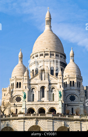 Basilique du Sacré-Cœur situé au sommet de la butte Montmartre, le point le plus élevé de la ville de Paris Banque D'Images