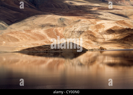 Tsomoriri Lac de montagne avec de magnifiques montagnes contexte et réflexions dans le lac (Inde du nord) Banque D'Images