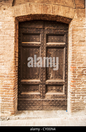 Porte de l'ancien bâtiment dans village italien de Toscane, Italie Banque D'Images