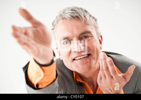 Smiling businessman, gesticulant Banque D'Images