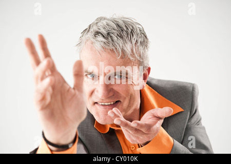 Smiling businessman, gesticulant Banque D'Images