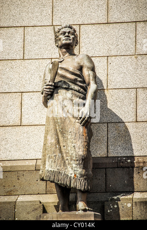 Statue Maori au sommet de One Tree Hill sur l'obélisque grave pour homme politique Sir John Logan (1817-1912) Campbell à Auckland NZ Banque D'Images