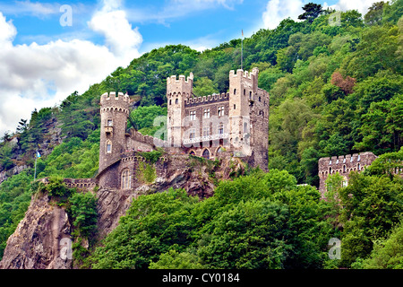 Rheinland-Pflaz, Allemagne, Château Rheinstein se tient sur une falaise à la recherche jusqu'à la vallée du Rhin Banque D'Images