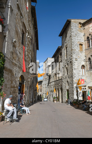 Ruelle étroite dans le quartier historique de San Gimignano, Toscane, Italie, Europe Banque D'Images