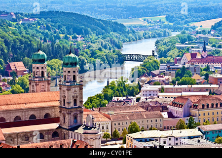 Passau, Bavière, Allemagne, vue aérienne de la vieille ville et de la Cathédrale Saint Stéphane du château Veste Oberhaus Banque D'Images