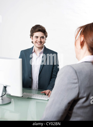 Jeune manager dans un bureau de parler à un collègue ou un client Banque D'Images