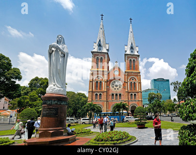 La cathédrale catholique de Notre Dame, Nha Tho Duc Ba, Eglise Notre Dame, avec une statue de Marie, avec Diamond Plaza shopping center Banque D'Images