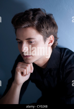 Jeune homme avec un air pensif Banque D'Images